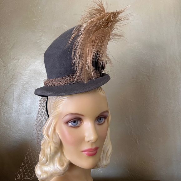 SHOWSTOPPER 1940s\' ENGLISH REGISTERED WIMBLEDON TAUPE FELT TILT HAT + FEATHERS main image 5